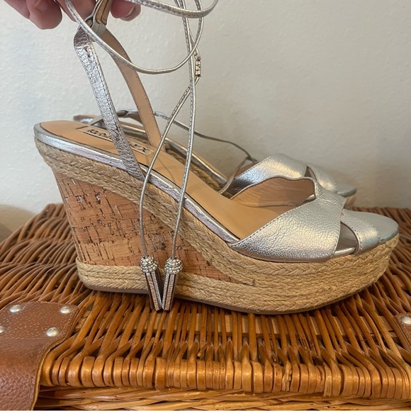 Badgley Mishka Wedges Women’s Sz 7.5 Silver Leather Tie Embellished Bridal Boho - Picture 1 of 8
